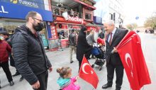 Başkan Zinnur Büyükgöz’den Esnafa Türk Bayrağı Hediyesi